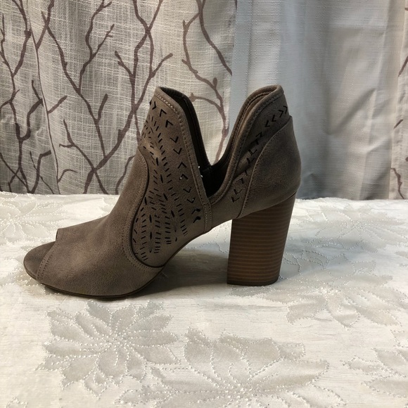 Fervid, size 10, grayish/tan cut out ankle boot.